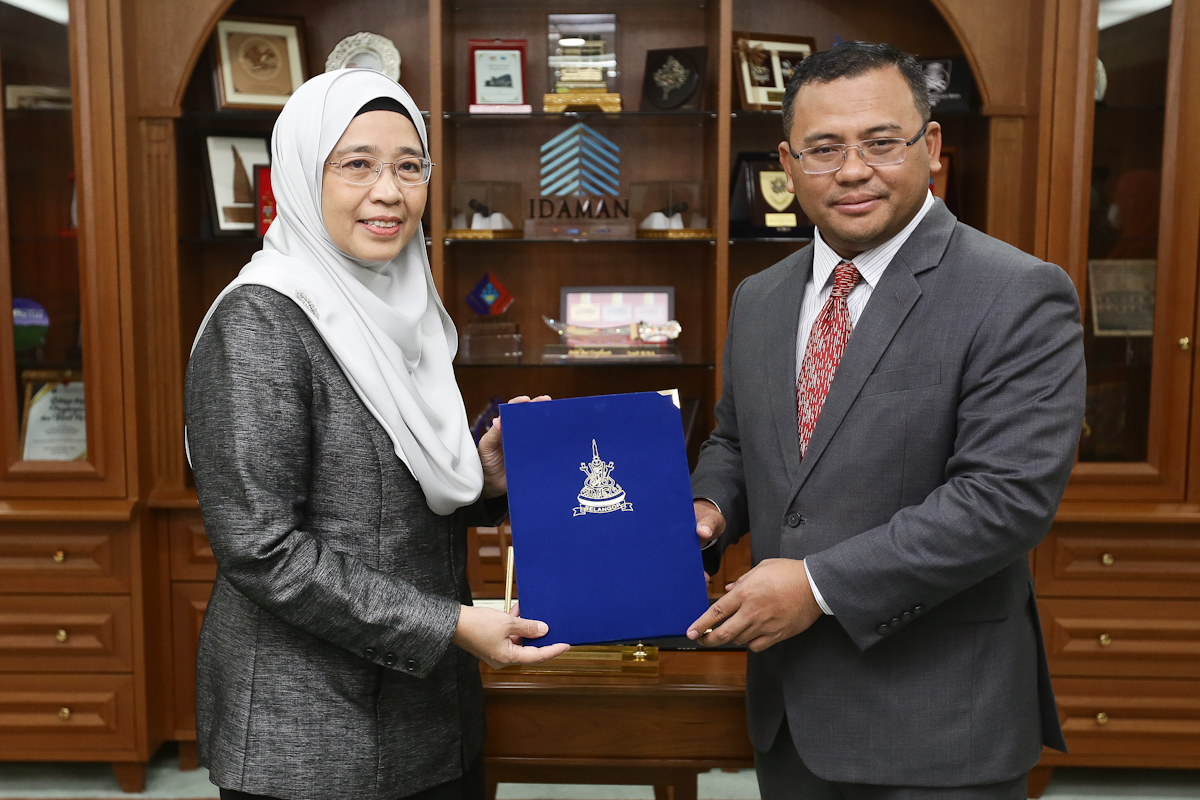 Wanita dihargai bawah pentadbiran Selangor, Azmin ditempelak sokong Sanusi