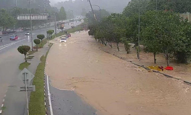 Beberapa jalan utama di KL dinaiki air akibat hujan lebat