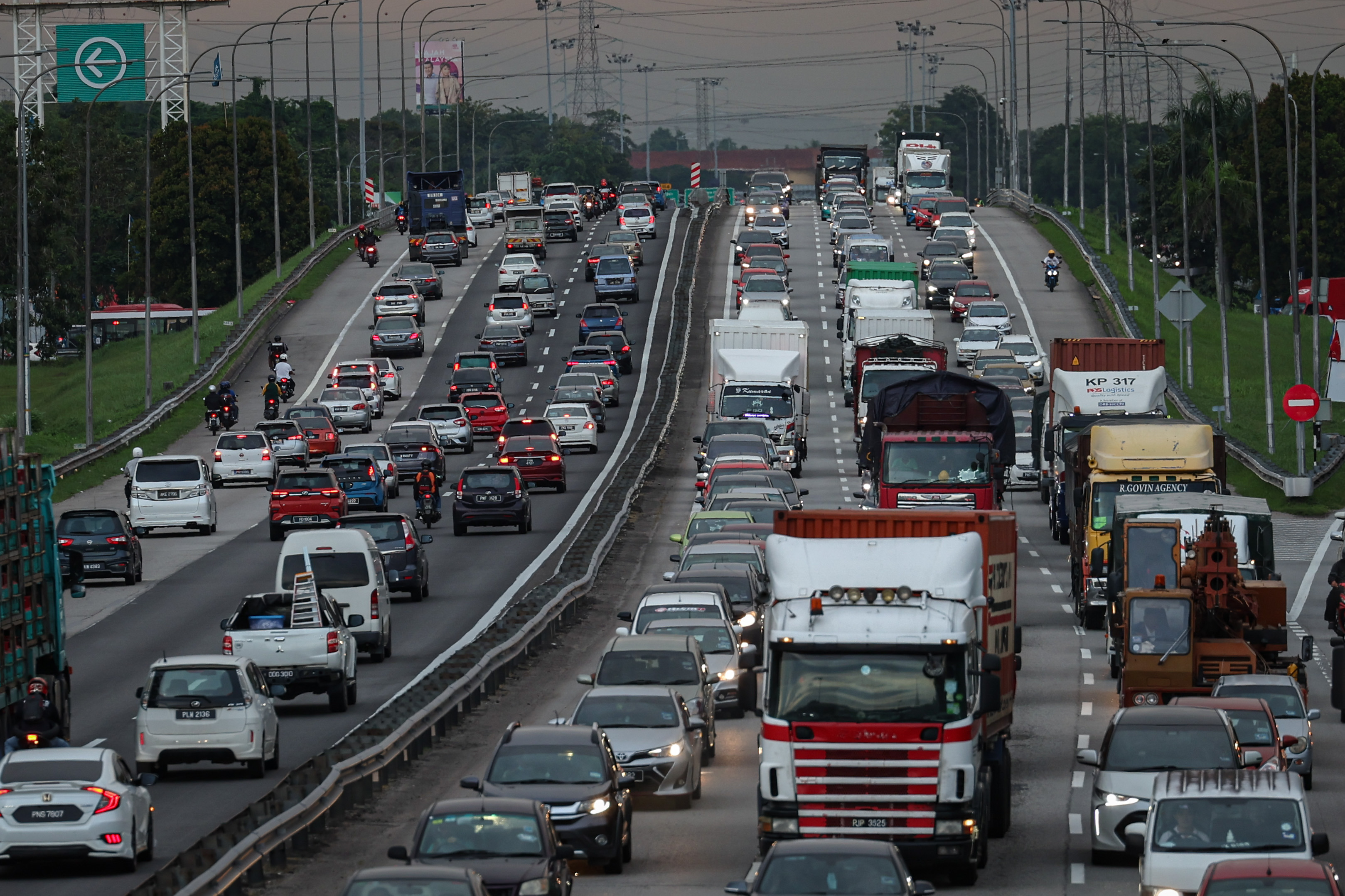 PRU15: Trafik lebuh raya utama negara mulai perlahan, sesak