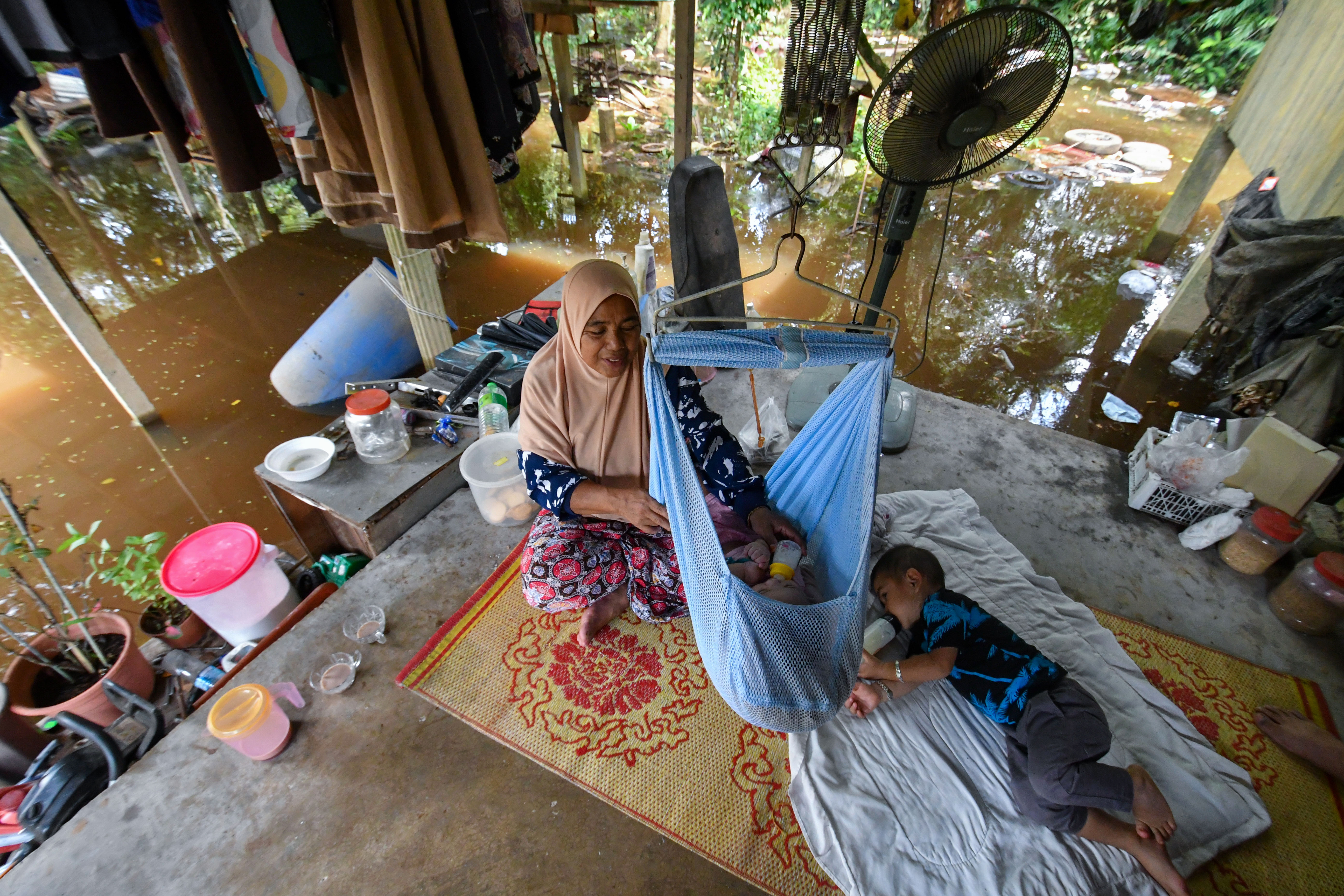Nenek dukung cucu redah banjir, lima keluarga ke pusat pemindahan