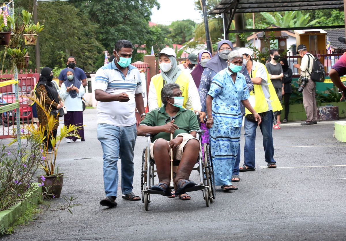 மழைக்கு முந்தி வாக்களிக்க வாக்காளர்கள் காலையில் வாக்களிக்க அணி வகுத்தனர்.