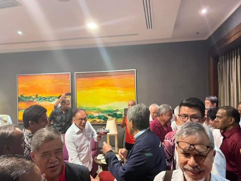 அரசாங்கம் அமைப்பதில் நீடித்த முட்டுக்கட்டைக்கு  பக்காத்தான் ஹராப்பான் மற்றும்  பாரிசான் நேஷனல்  தீர்வு காணலாம்