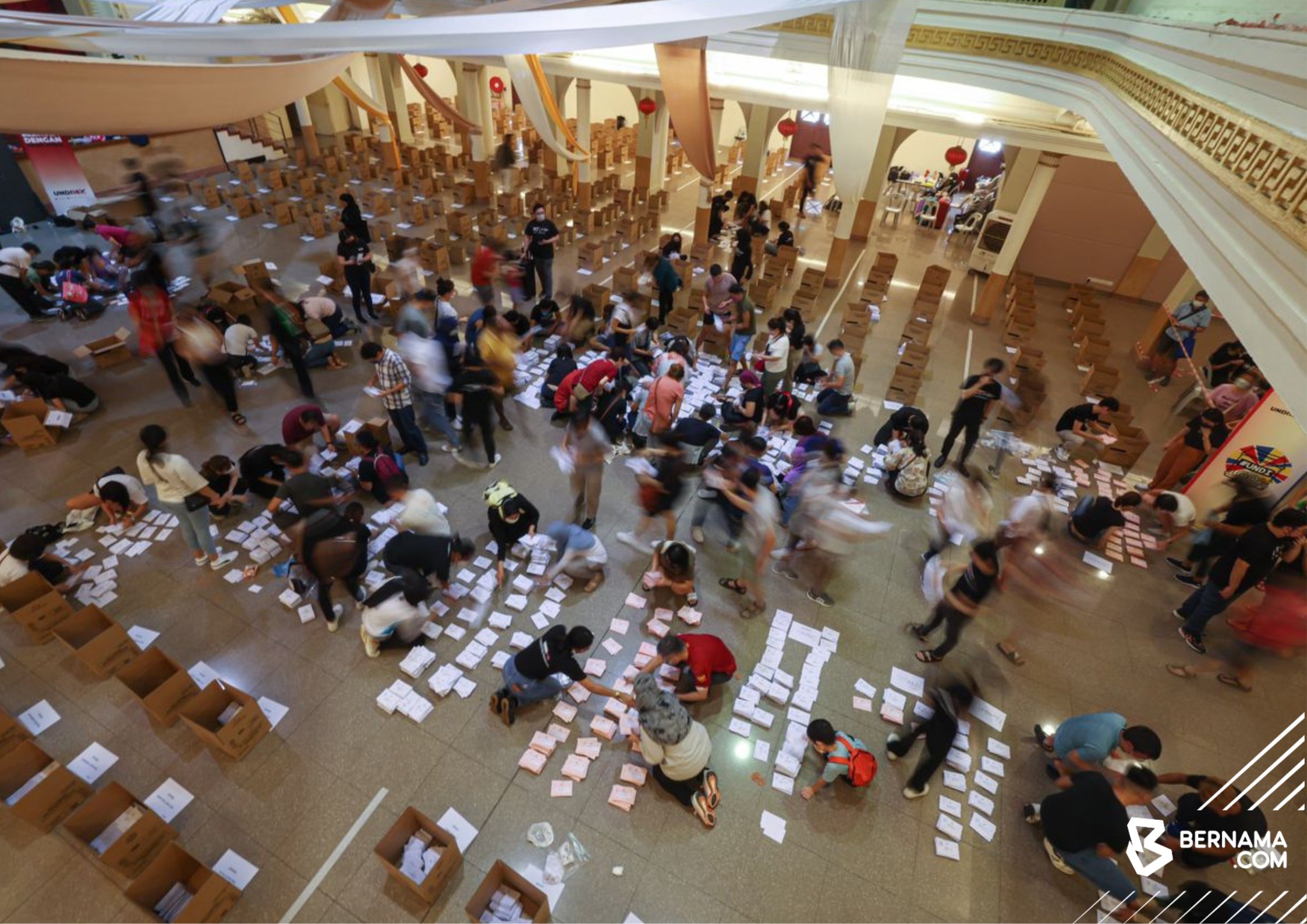 Malaysian volunteers in Singapore bring home about 9,000 postal votes for GE15
