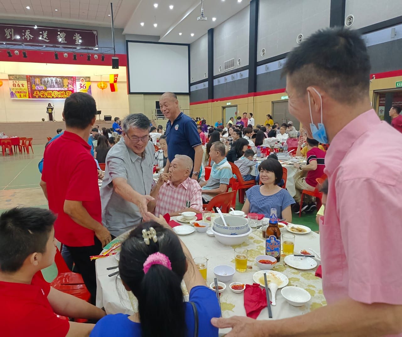 创造就业机会增收入 梁自坚偕选民拼经济