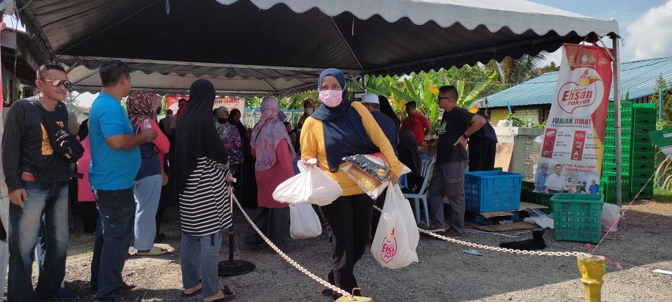 雪人民市集村长家前开卖 吸引500村民涌往抢购