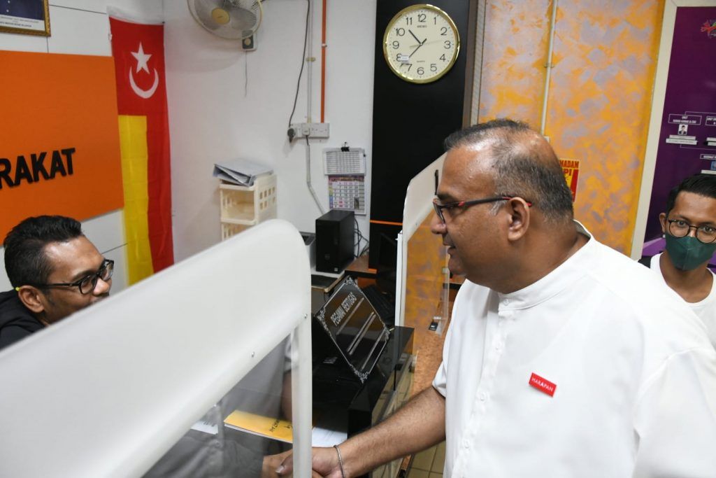 பழுதடைந்த அரசாங்க கட்டிடங்களை தரம் உயர்த்துவேன், அரசு ஊழியர்கள் நலன் காப்பேன்- டாக்டர் சத்தியா உறுதி மொழி