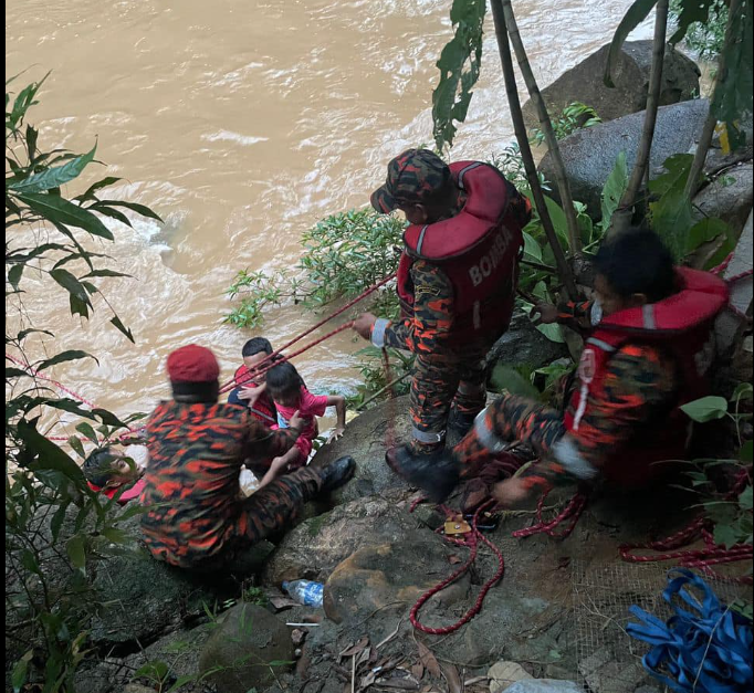 10人瀑布嬉水受困山洪 获消防员及时打救