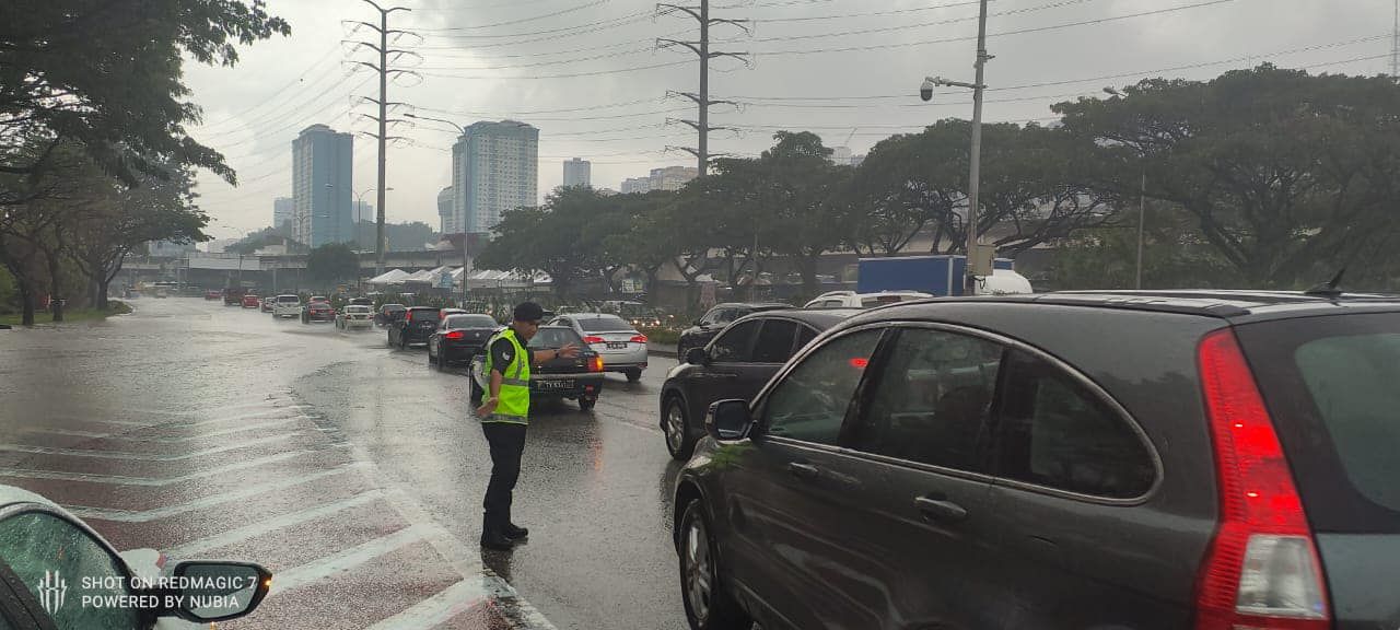 Mangsa bah Selangor kekal, beberapa jalan di Kuala Lumpur terjejas banjir kilat