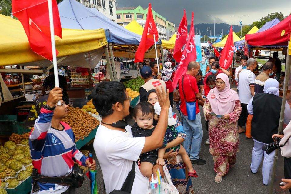 GE15: Rain does not deter Rodziah from visiting locals, use social media during bad weather