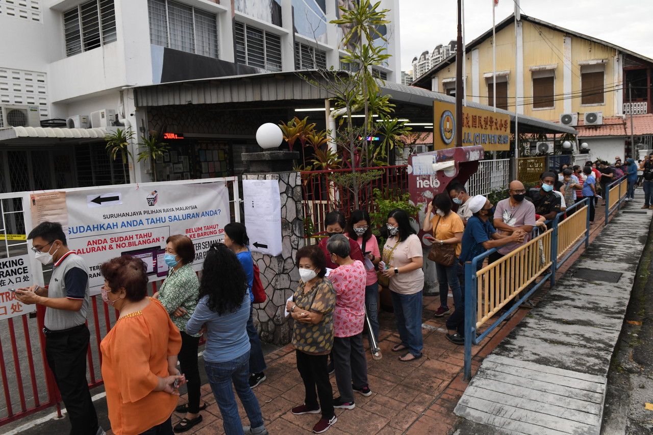 PRU15: Pengundi bersemangat, hadir awal sebelum pusat mengundi dibuka
