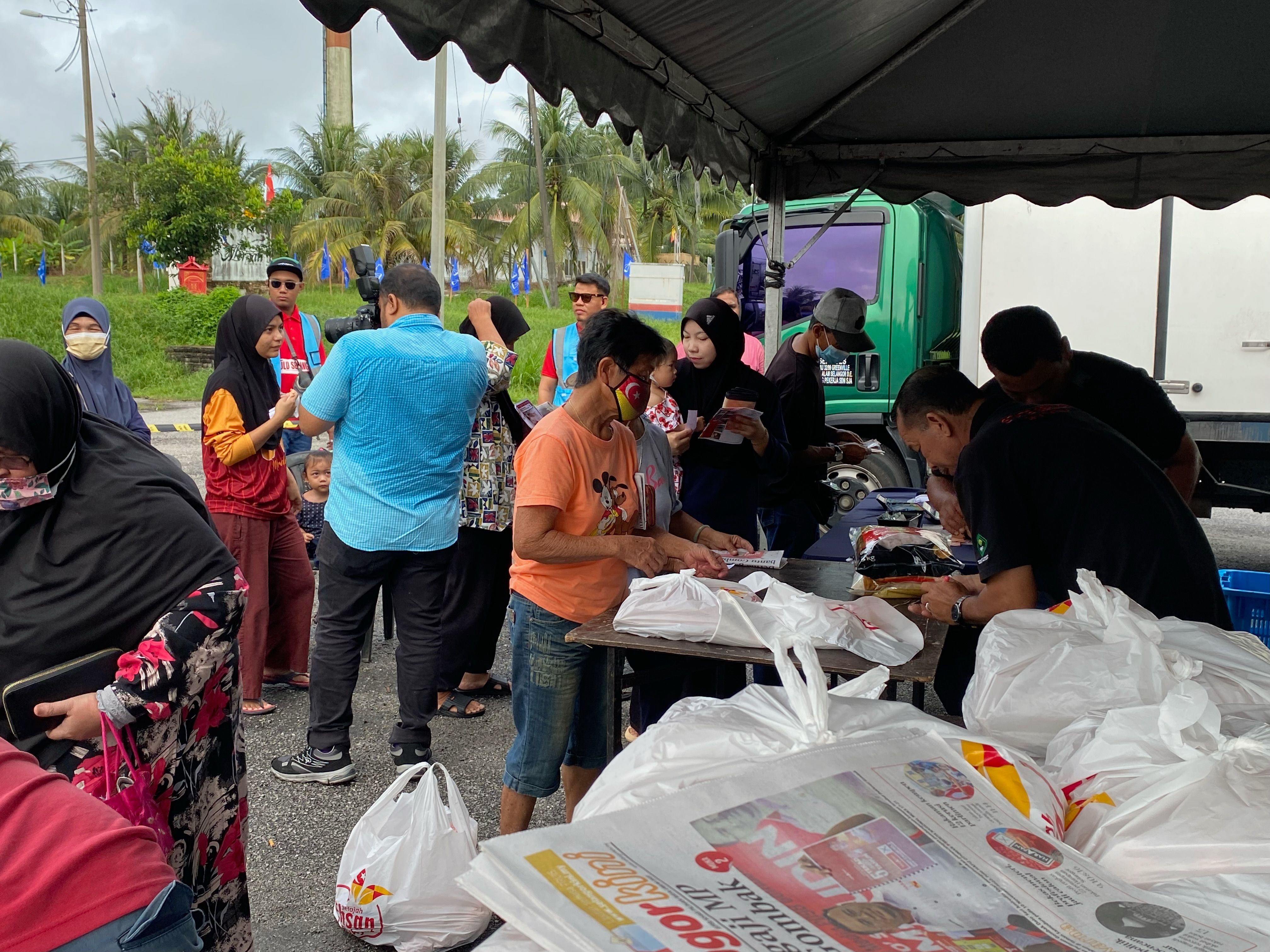 Penduduk Hulu Selangor rebut peluang beli telur sempena program jualan murah