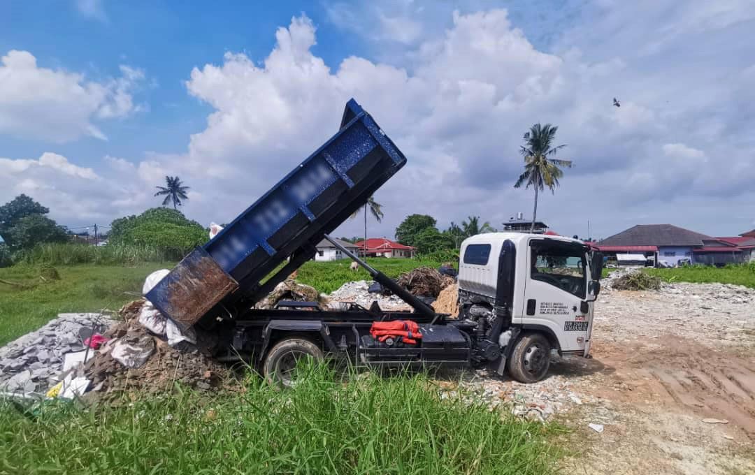 கட்டுமான கழிவுகளை சட்டவிரோதமாக கொட்டிய லாரியை எம்பிகே பறிமுதல் செய்தது 
