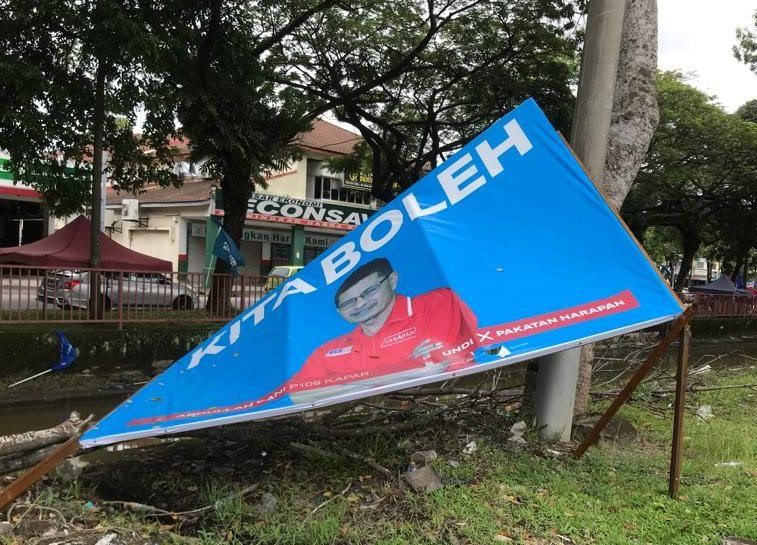 வேட்பாளர்களின் பிரச்சார பலகை காற்றில் சரிந்து விழுந்தது- காப்பாரில் சம்பவம்