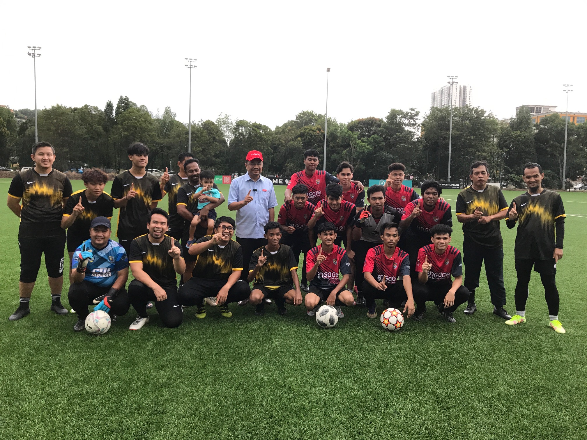 Calon HARAPAN Shah Alam timang bola dekati belia, mahu perkasa ekonomi sampingan
