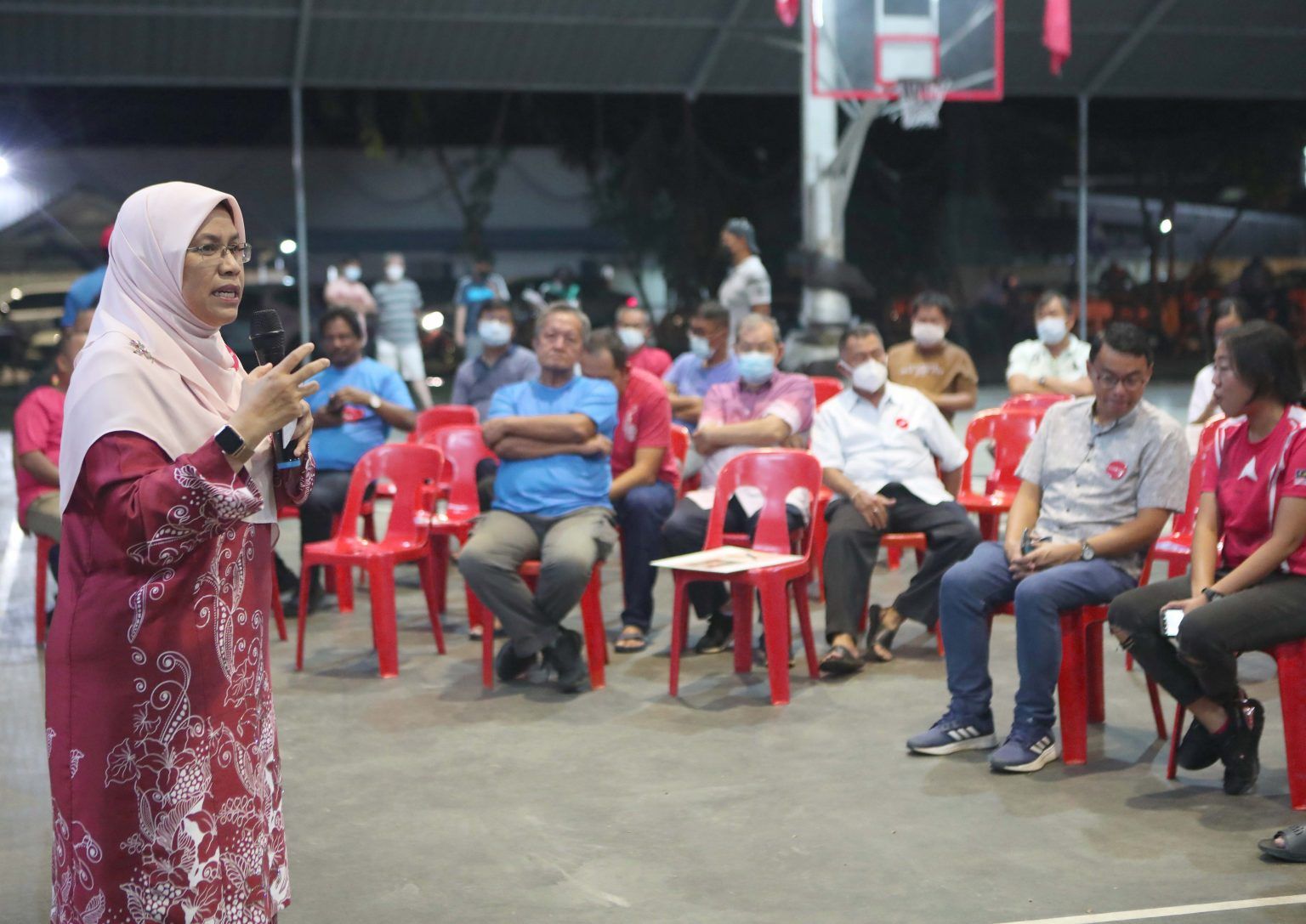 罗诗雅随身携带记录卡 记录选民投诉及诉求