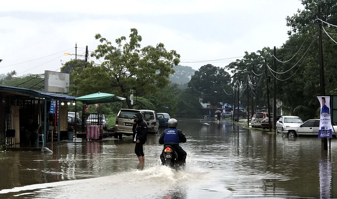 Woman rescued from stranded vehicle in Shah Alam flash floods
