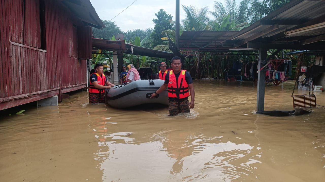 Bomba digerak bantu mangsa banjir kilat di Shah Alam, Klang