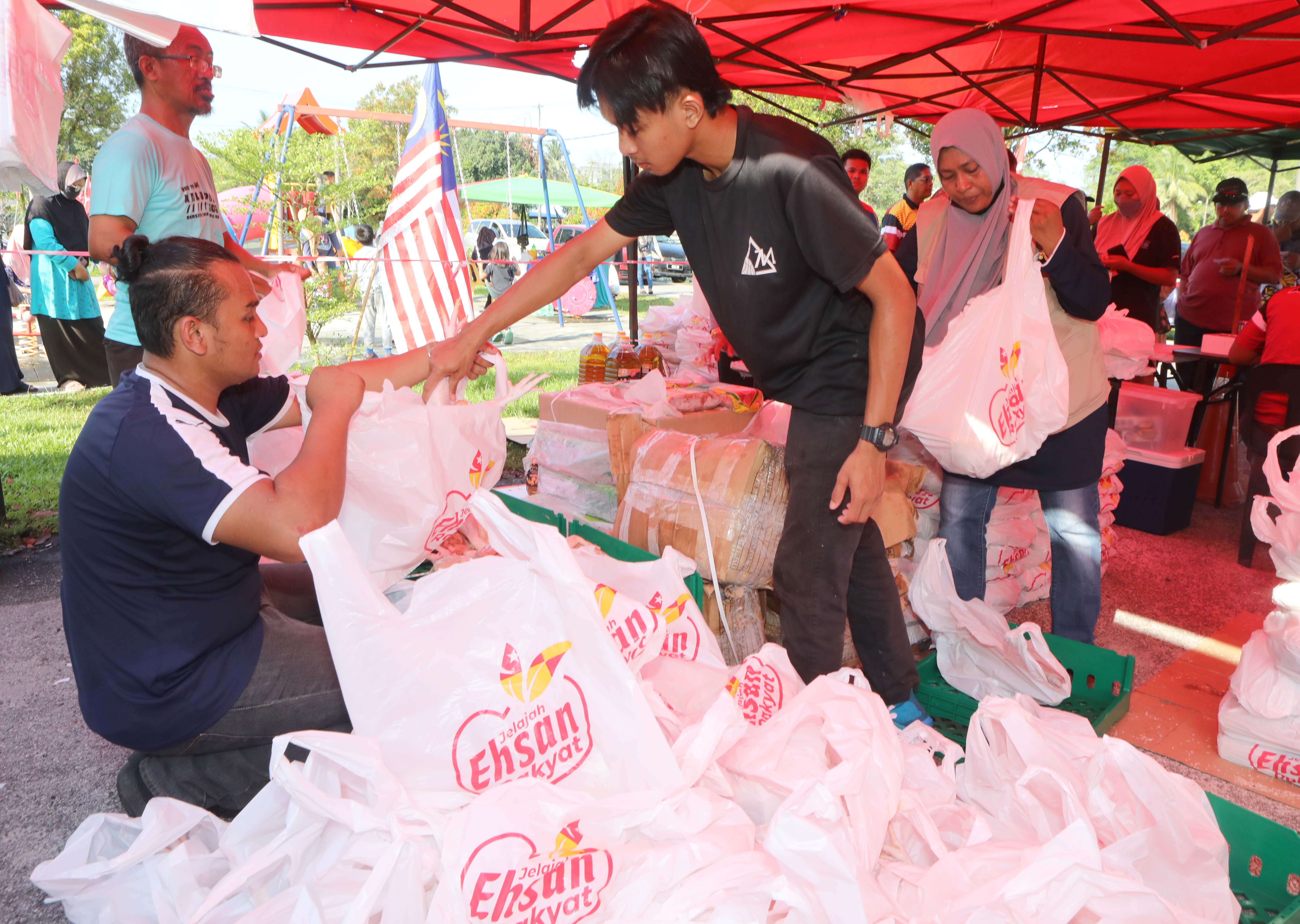 Program jualan murah tetap dapat sambutan biarpun dianjur bukan pada hari cuti