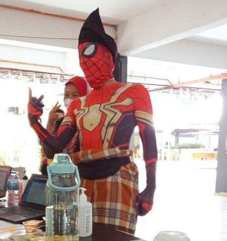 15வது பொதுத் தேர்தல்: வாக்காளர்கள் தனித்துவமான உடையில் வெளியே வந்தனர்