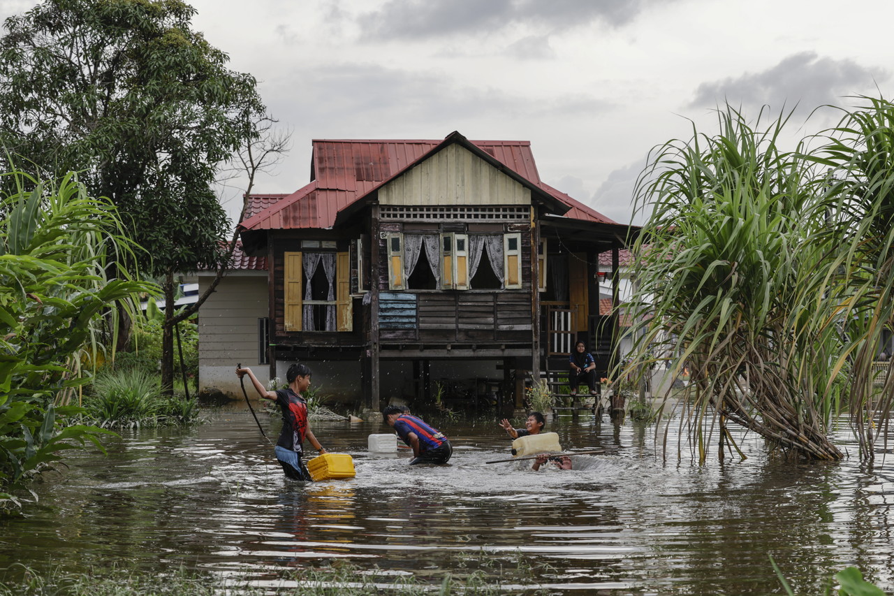 Floods: Number of evacuees in Perak, Selangor rises this morning