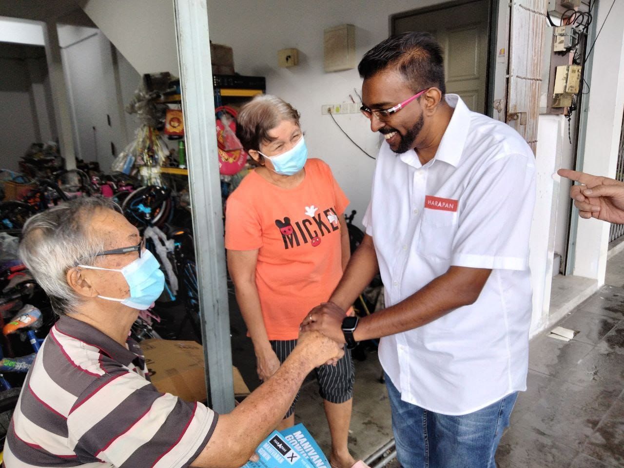 வர்த்தகர்கள் பொருட்களின் விலை பற்றிய புகாரை, வேட்பாளர் நாடாளுமன்றத்திற்கு கொண்டு செல்ல உறுதி