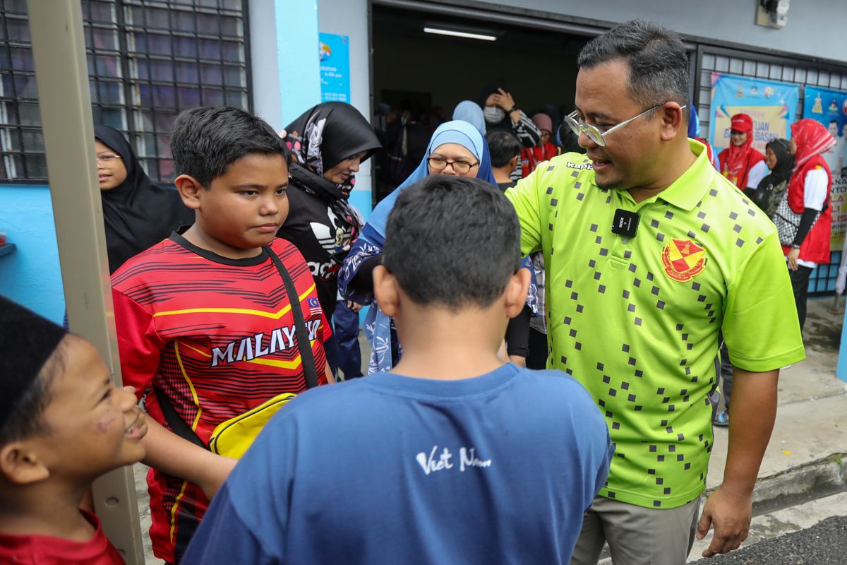 மாணவர்களின் கல்வி ஆற்றலை அதிகரிக்க, 10,000 மடிக்கணினிகள் அவர்களை உற்சாகப்படுத்துகிறது 