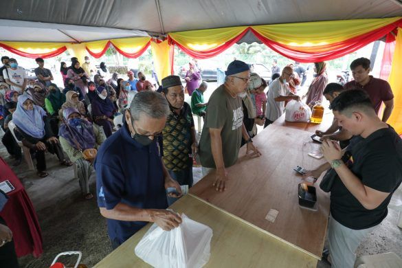 鹅唛斯迪亚人民市集货品新鲜便宜 今早下雨不阻逾300居民赴约