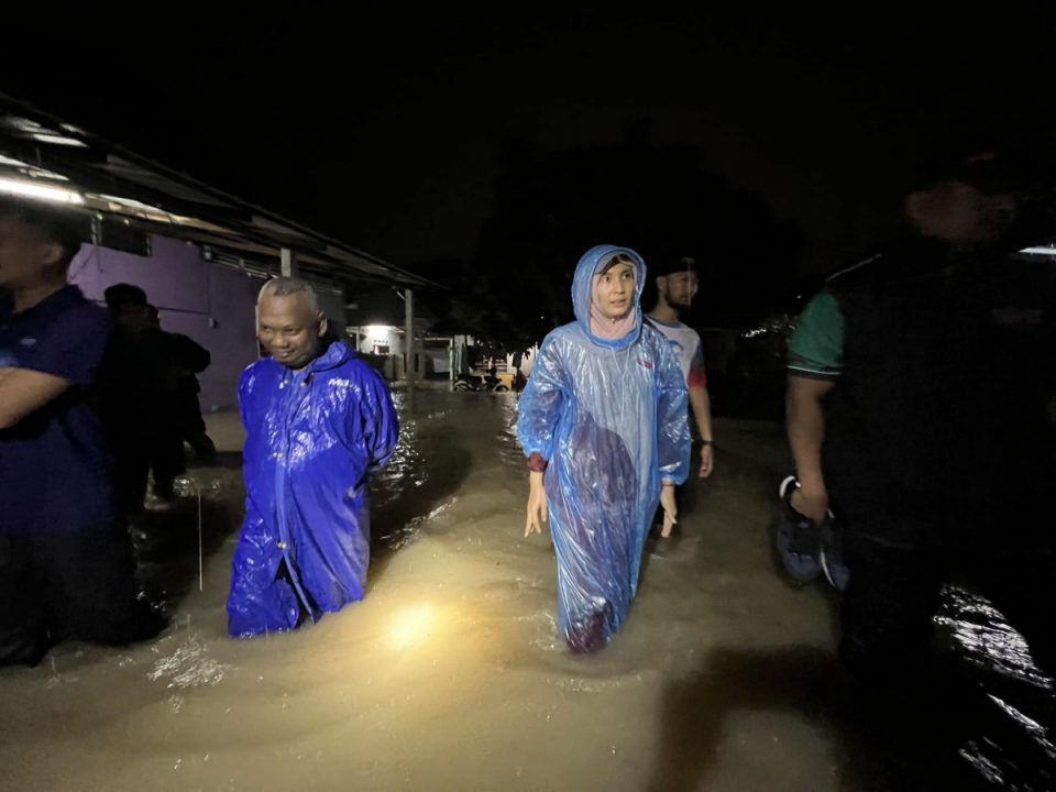 努鲁依莎雨中巡视 国内多区候选人演讲推迟
