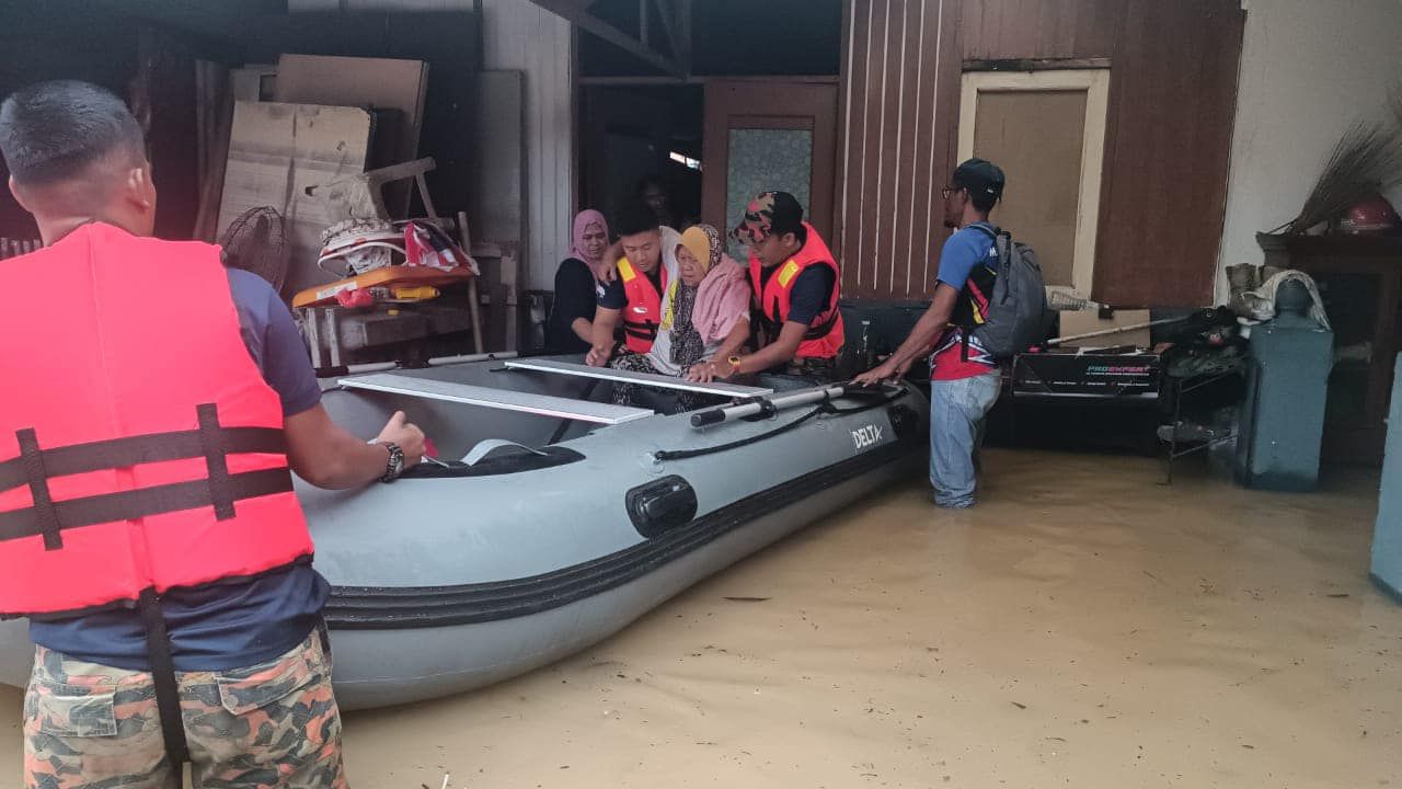 MB batal acara kempen politik, lawat mangsa banjir di Klang