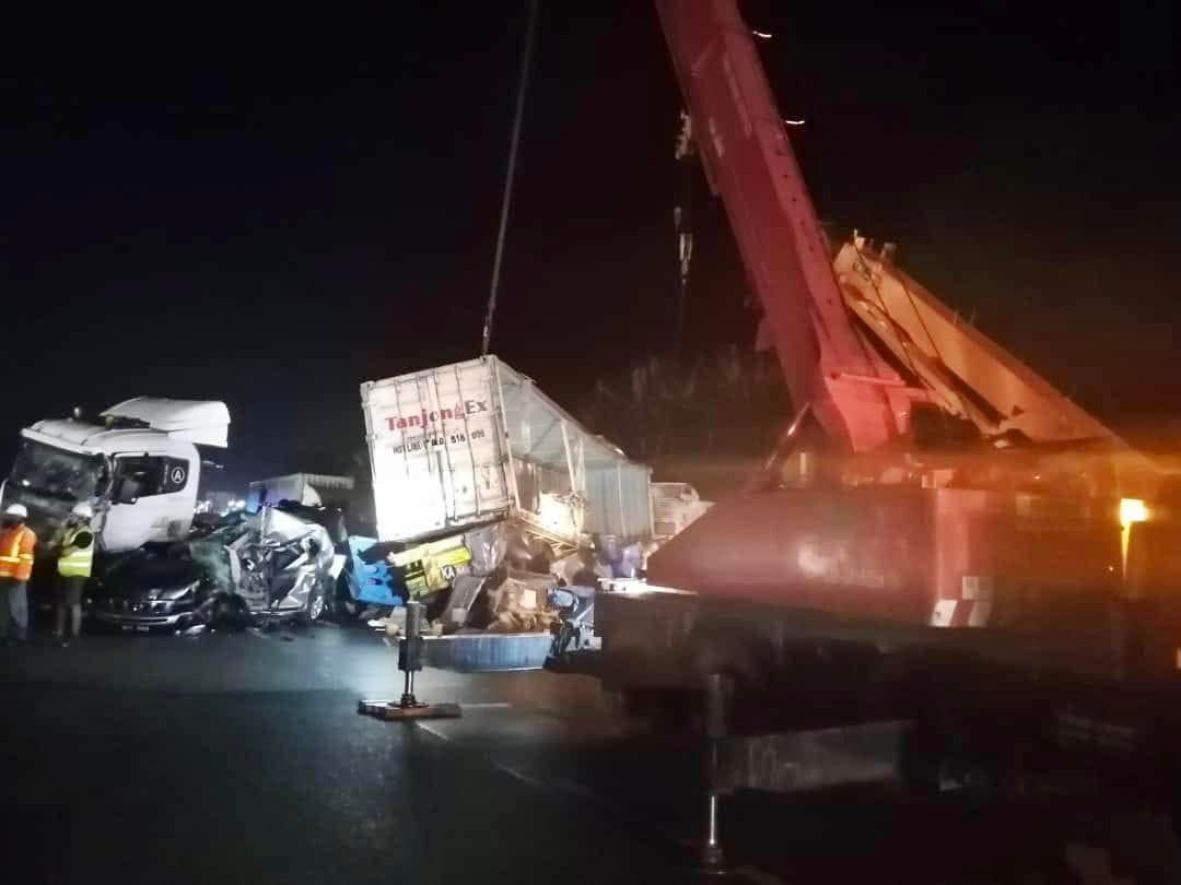 仕林河南北大道5连撞 涉3拖格2轿车.1男司机丧命