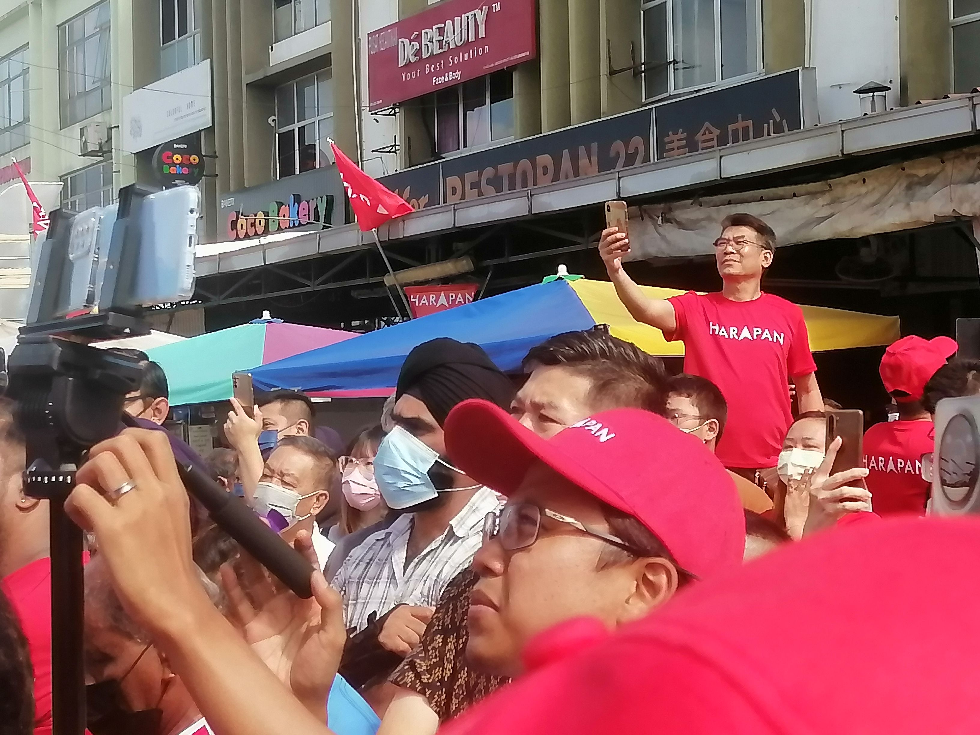 万挠李金狮村人头攒动 抢睹安华风采