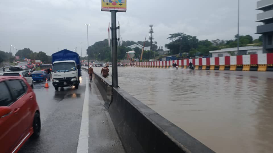 Hujan lebih sejam, longkang tersumbat punca air melimpah ke lebuh raya