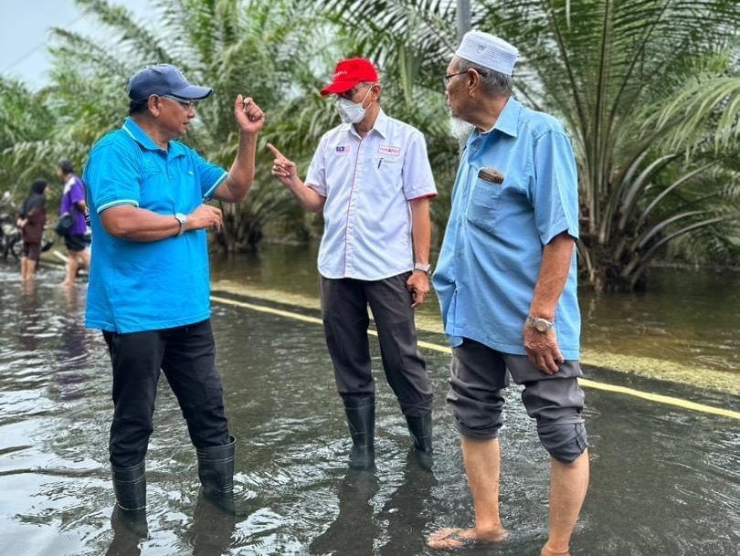 ஹராப்பான் வேட்பாளர் கோலா சிலாங்கூரில் வெள்ளத்தால் பாதிக்கப்பட்ட பகுதிகளை ஆய்வு செய்தார்.