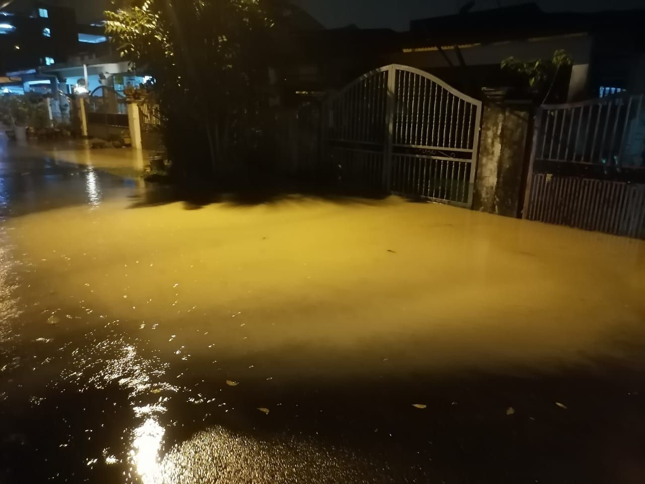 雪州今日凌晨3县27地区淹水1土崩