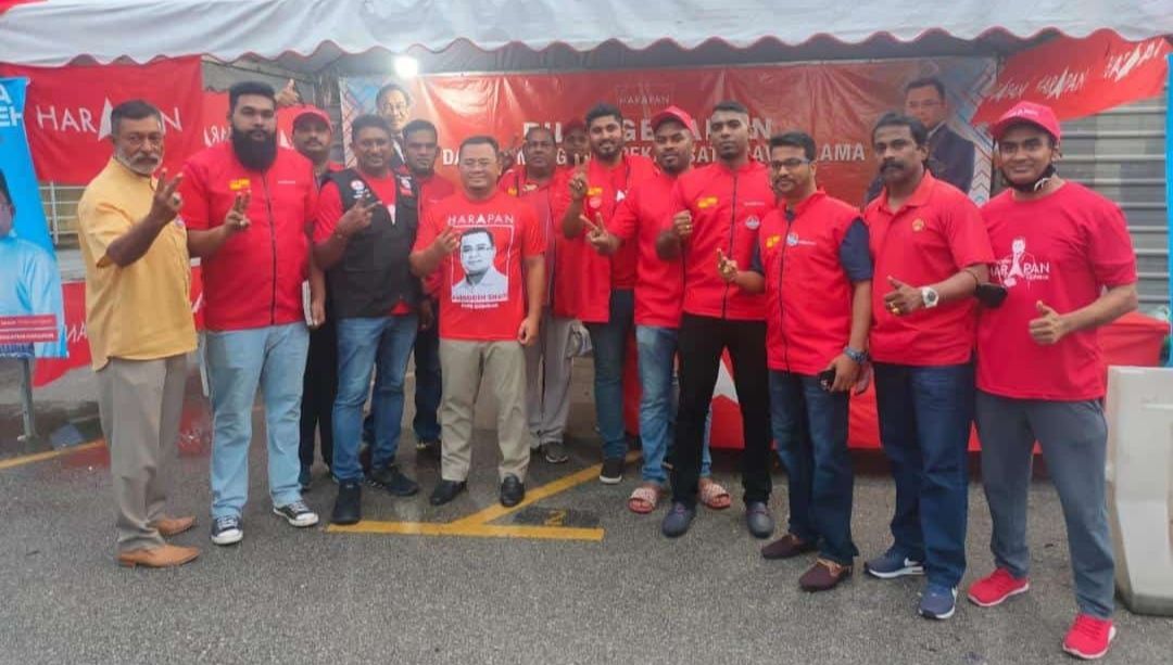 கேட்பதை இல்லை என்று சொல்லாதவர்! எங்கள் ஆதரவு என்றைக்கும் டத்தோ ஸ்ரீ அமிருடினுக்கே. இளைஞர்கள் புகழாரம்