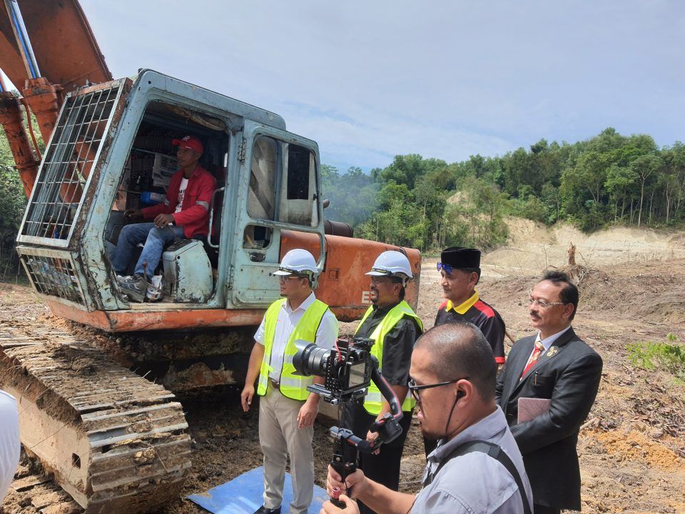 雪大臣为鹅唛靑年体育中心主持动土礼