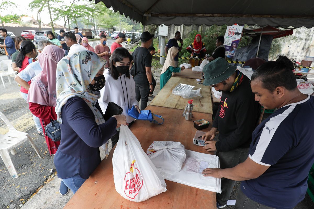 500 ekor ayam habis dalam sejam, jualan murah dapat sambutan
