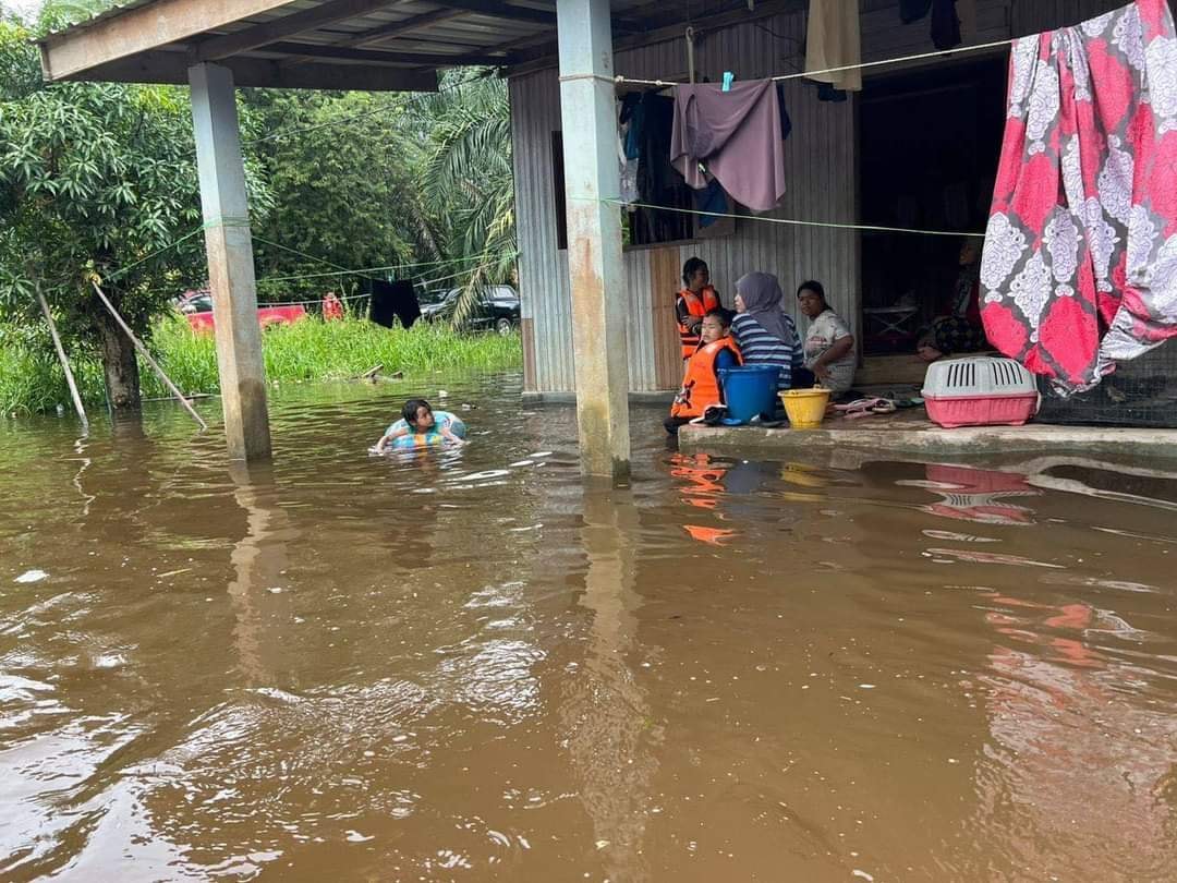 Kampung Tersang still flooded due to overflow of Sungai Lanchang