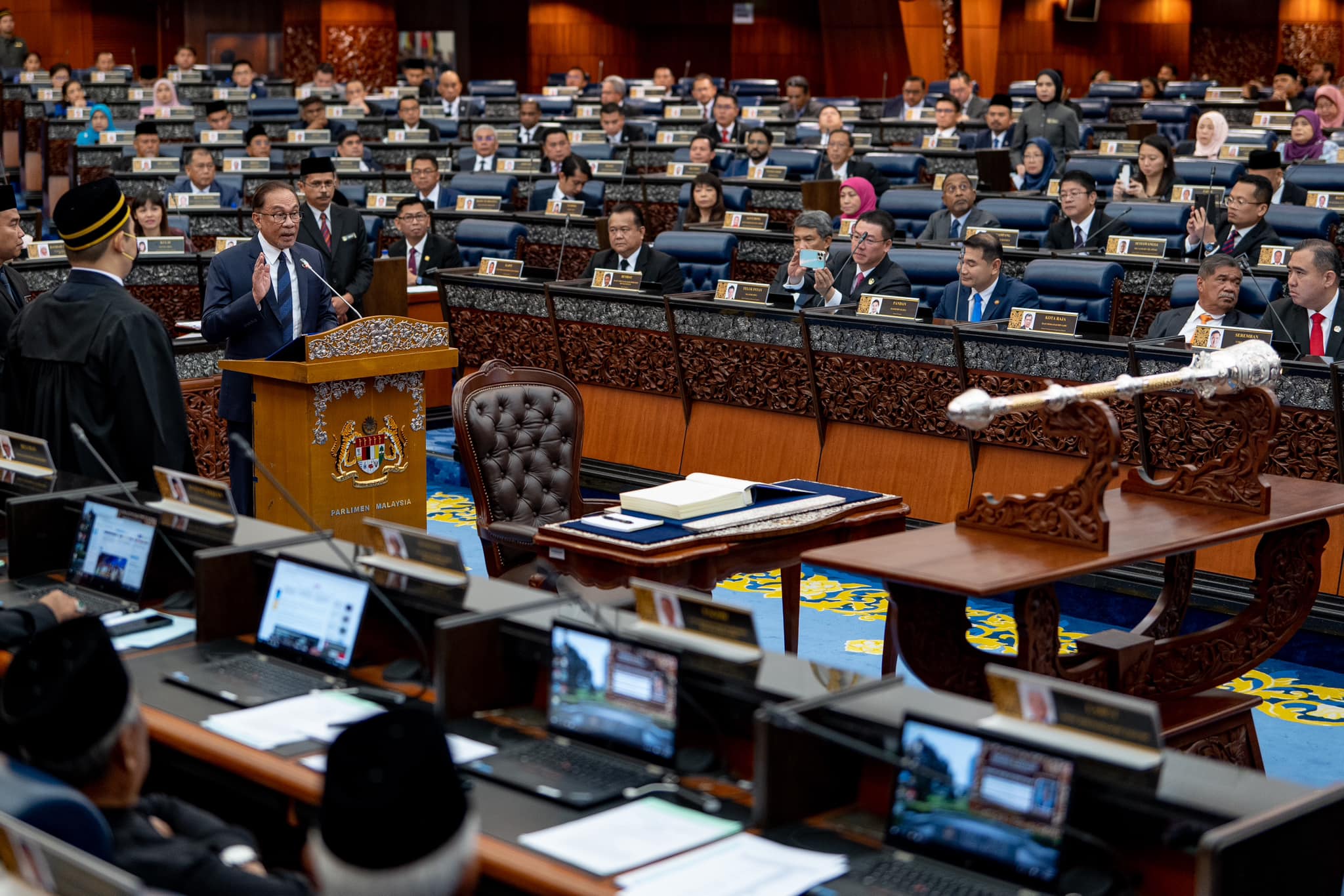 Anwar passes Parliamentary test of legitimacy as 10th PM