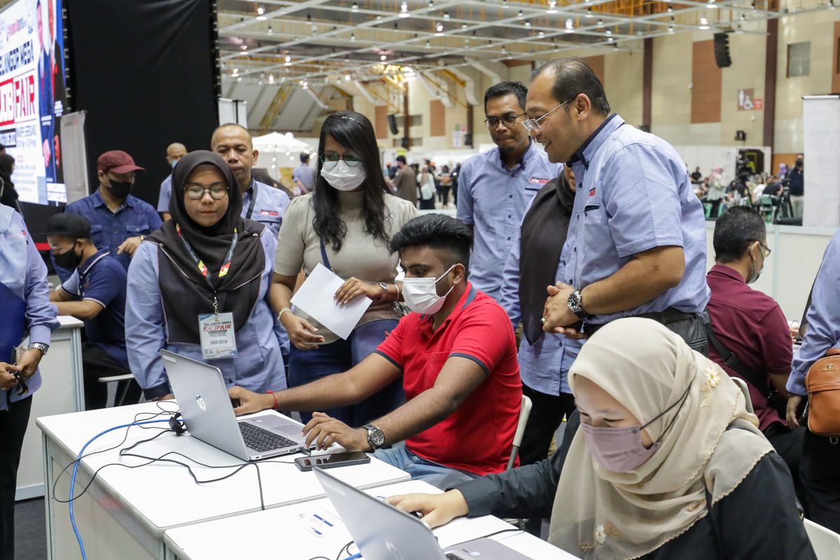 2000人一早涌入雪就业展 2天料吸引万人入场觅职