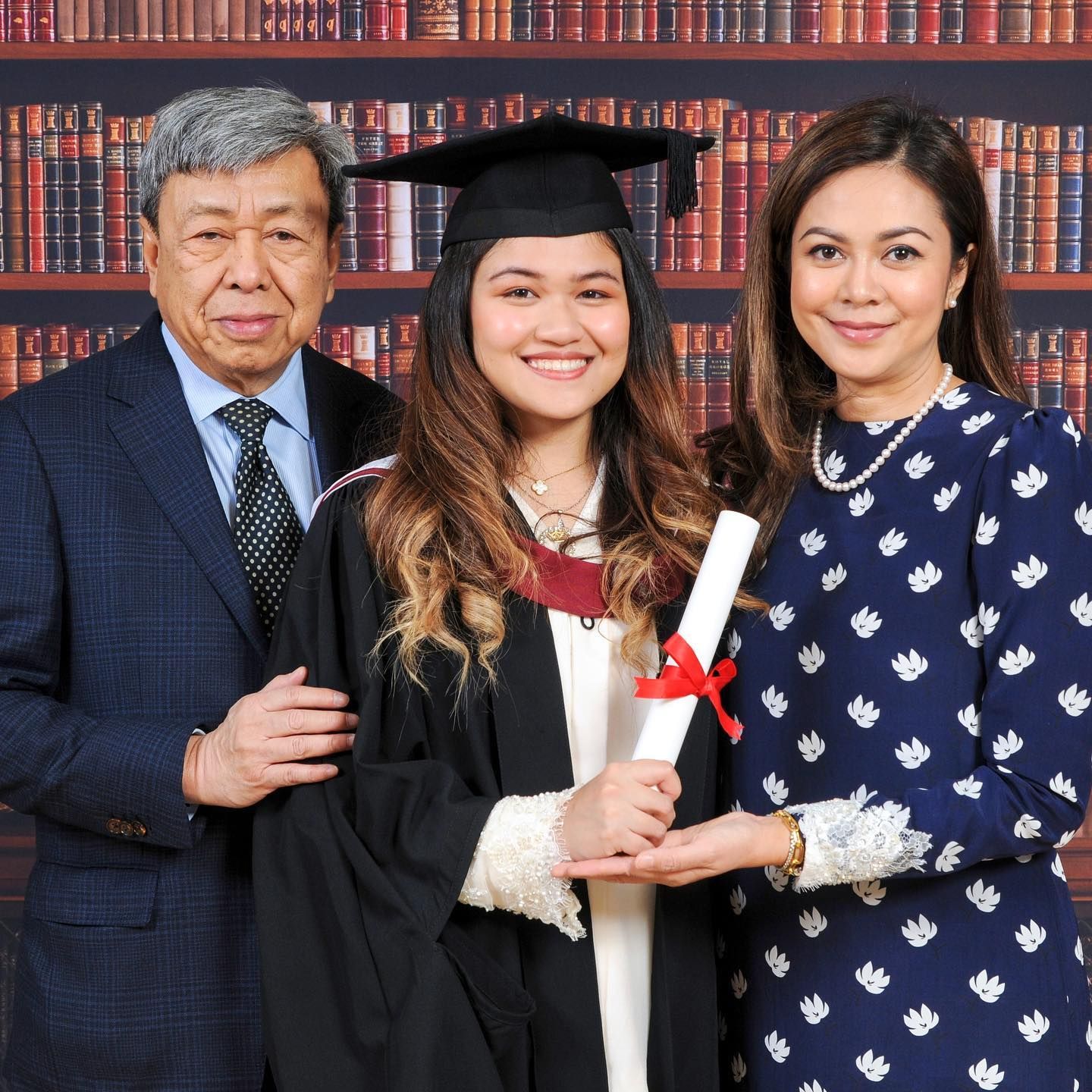 雪苏丹陪同苏丹后到英国 参与长女毕业典礼