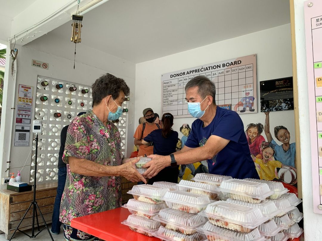 每周6天日派百份免费饭盒  让贫户露宿孤苦者有餐温饱