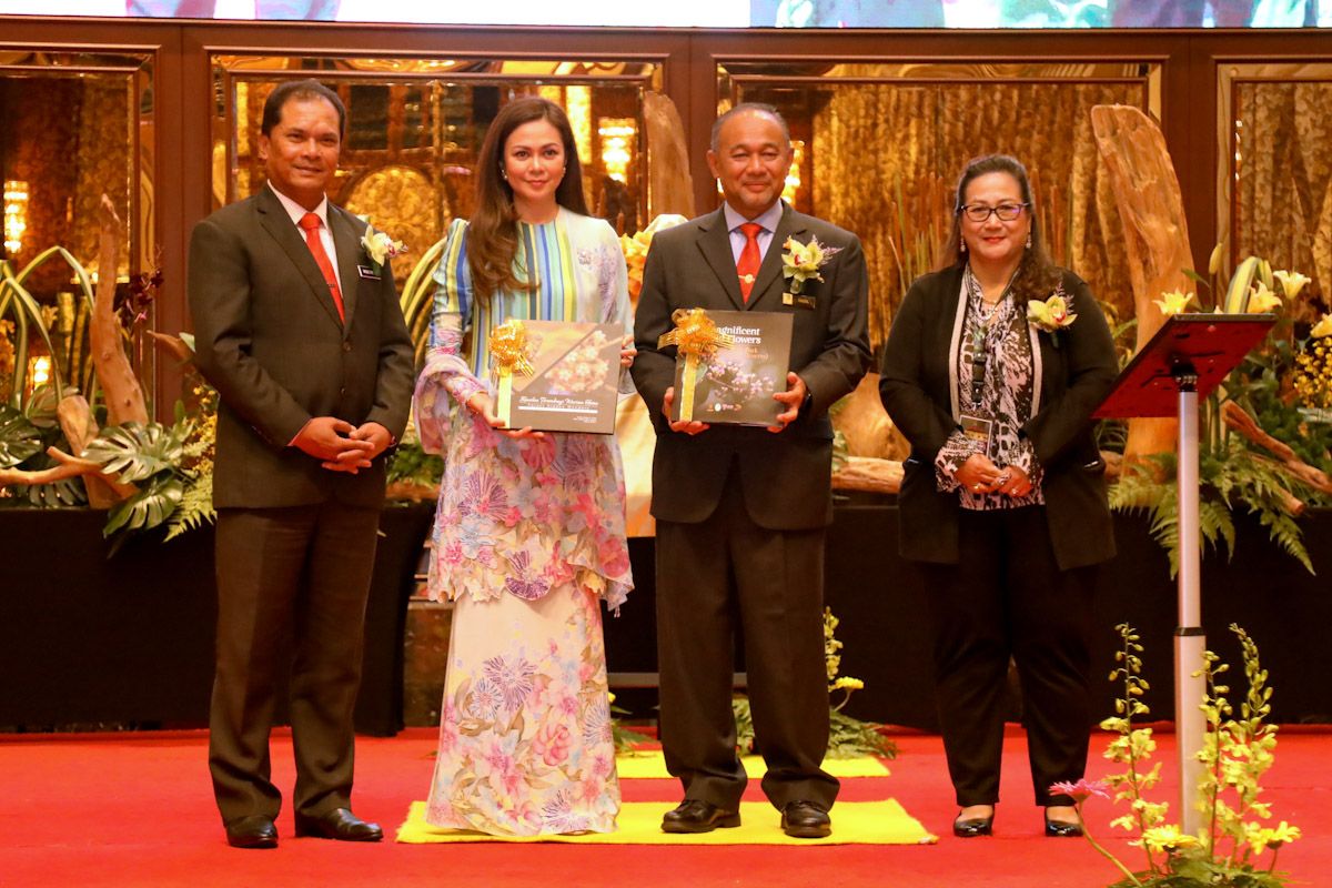 Tengku Permaisuri rasmi seminar biodiversiti, lancar buku tumbuhan