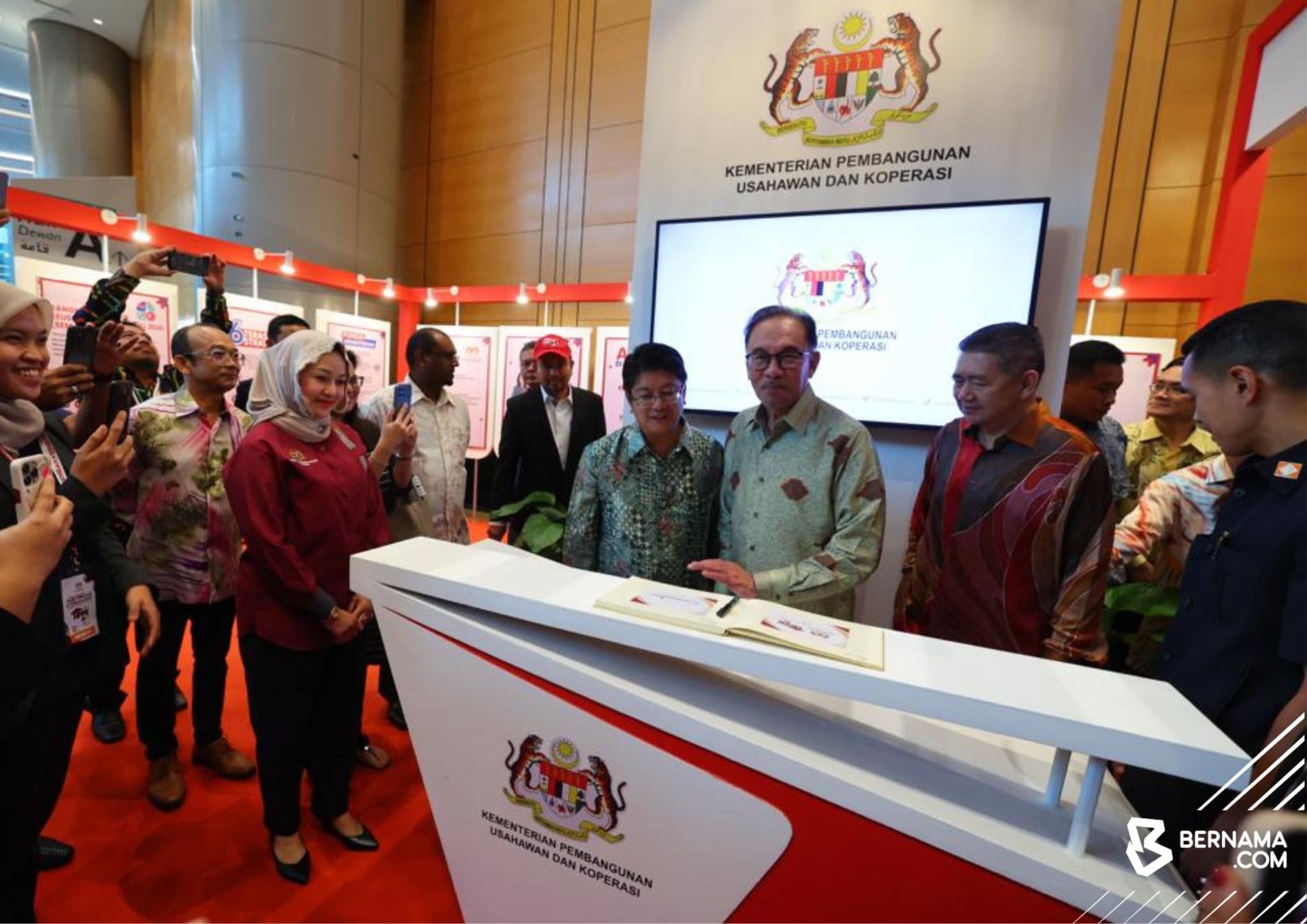 Henti majlis besar-besaran, 'elak batik baharu buat menteri, beri pekerja gred rendah'