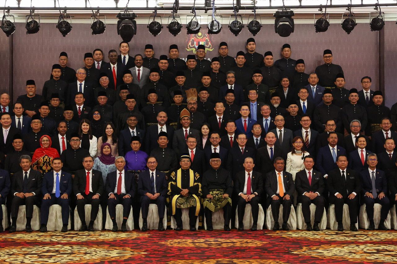 Anwar heads 222 MPs to take oath