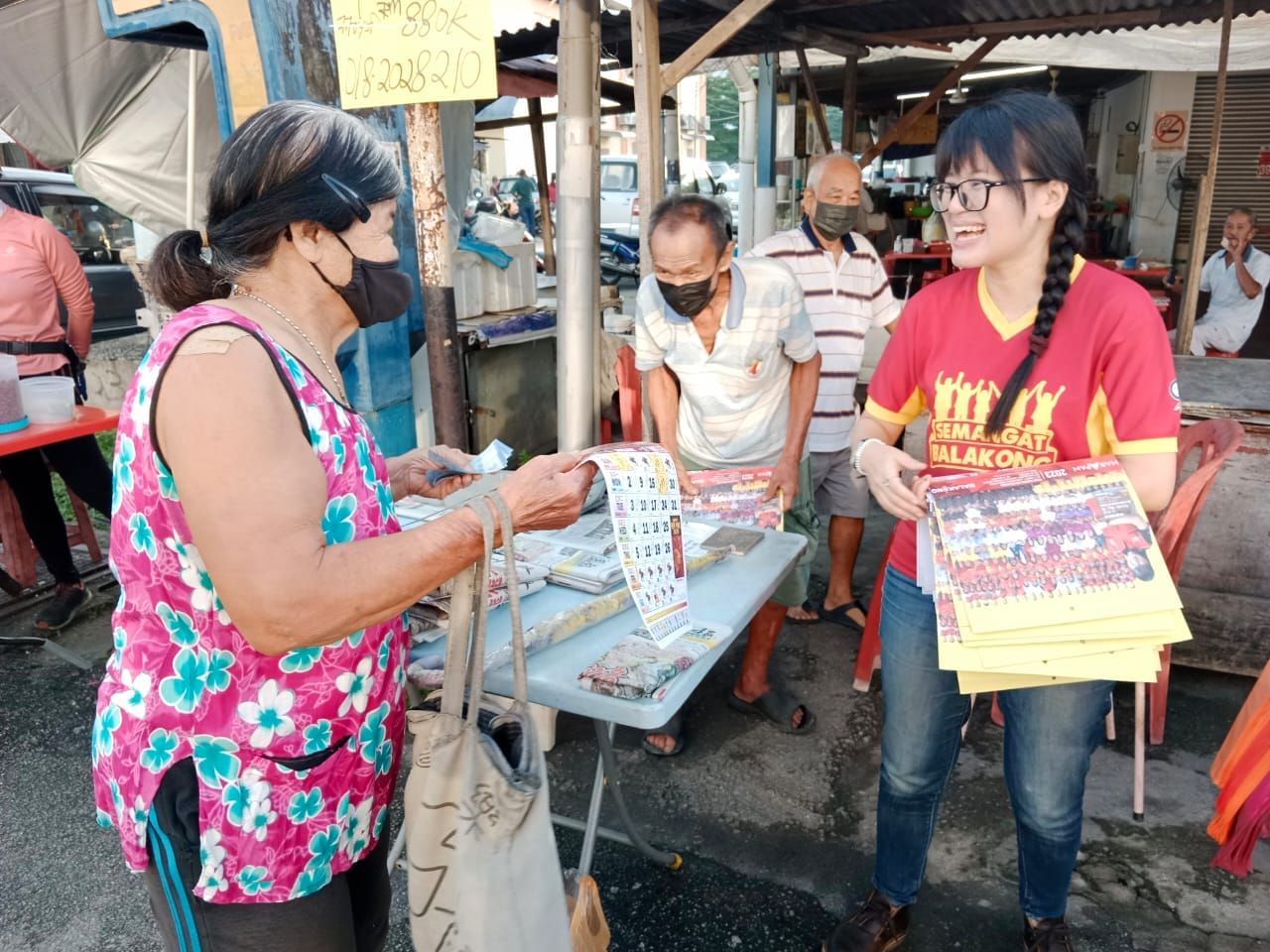 YB们年杪忙派日历亲近人群 获民众热烈索取及要求合照