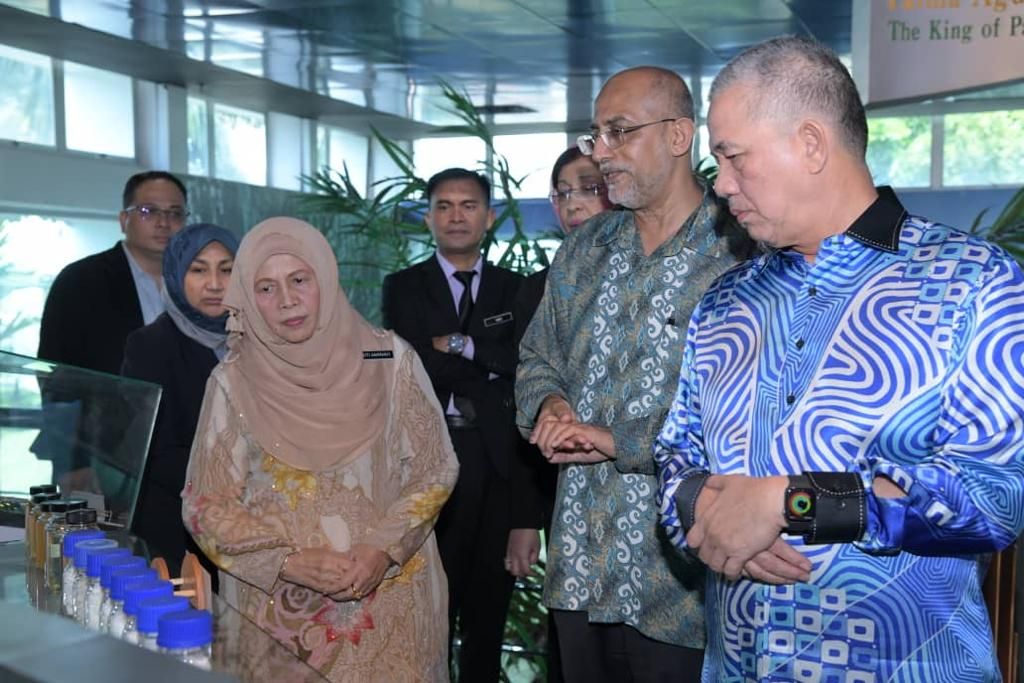 法迪拉昨访棕油局 聆听汇报了解运作