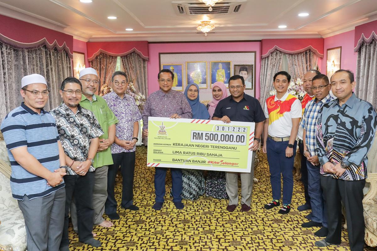 MB hands over RM500,000 flood donation to Terengganu