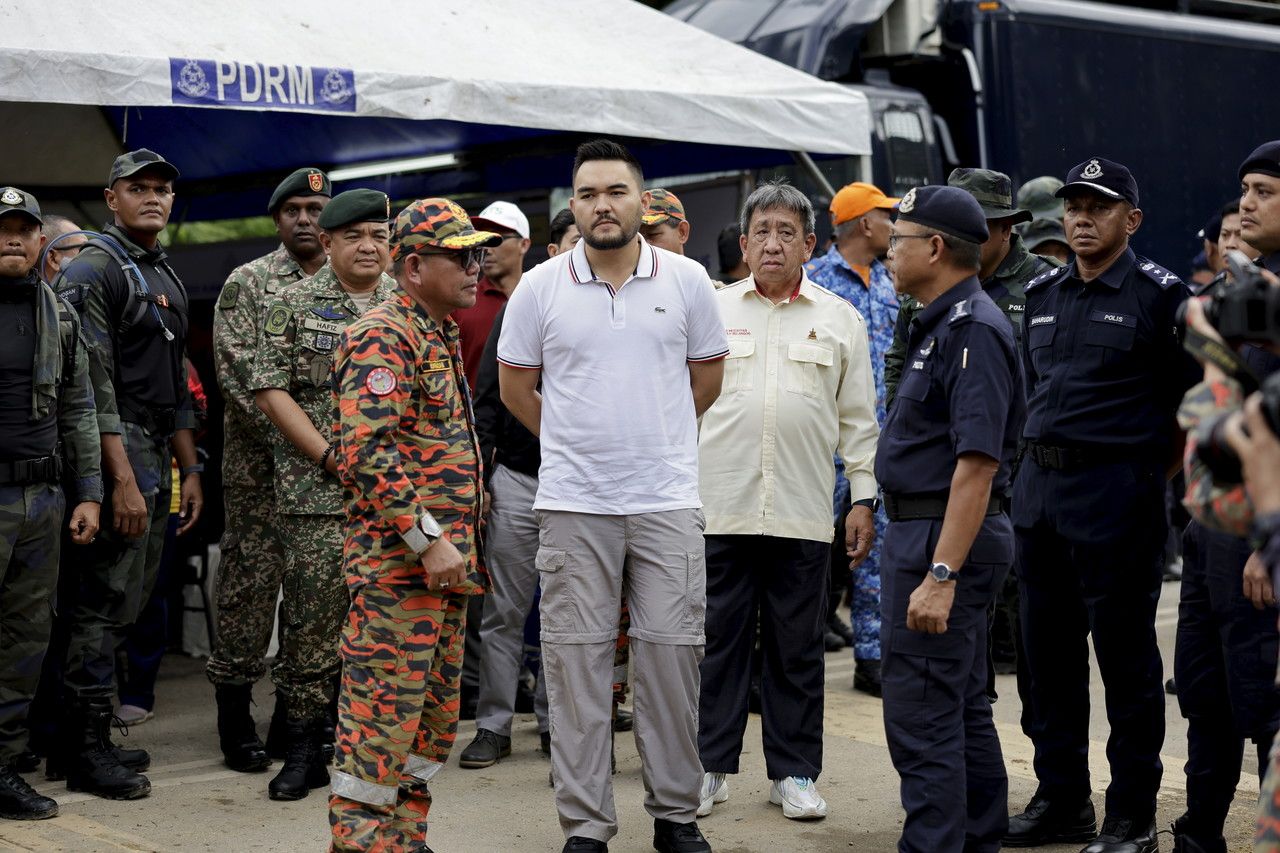 营地土崩：雪王储巡视灾区  了解搜救行动进展