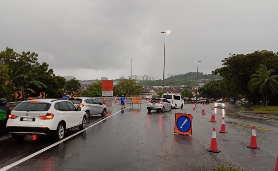 Trafik sesak: Penduduk Taman Puncak Jalil diminta bersabar, kerja tanam paip hampir siap